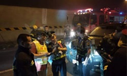 滬昆高速懷化段隧道發生貨車追尾起火，滯留人員依據隧道應急疏散燈具安全疏散